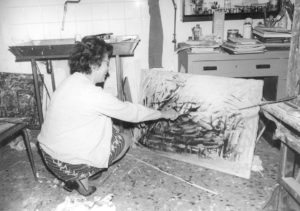 Luigina mentre dipinge a Venezia nella sua tipica posizione di lavoro